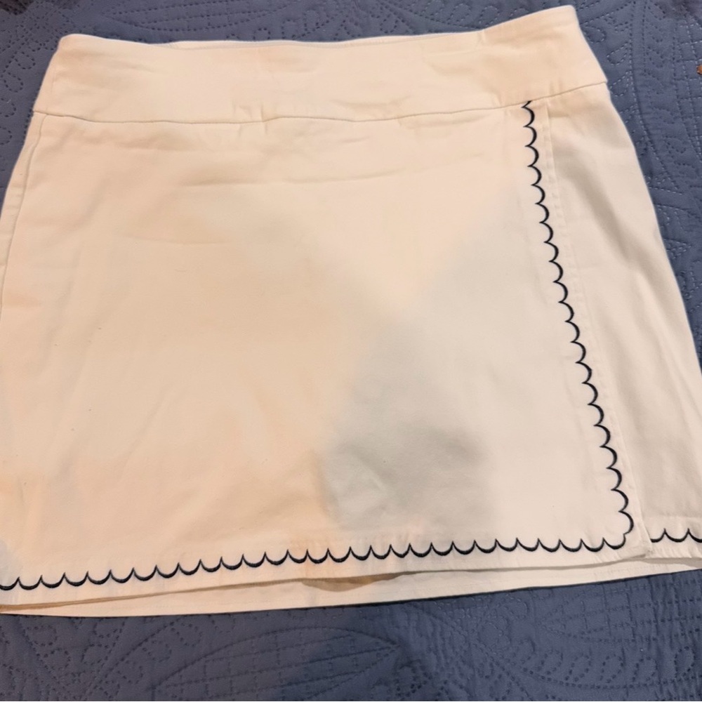 crown & ivy White Mini Skirt with Navy Scalloped Trim